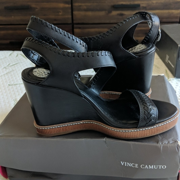 VINCE CAMUTO WEDGES - Picture 10 of 11